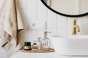 Jak wprowadzić kolory w minimalistycznej łazience?