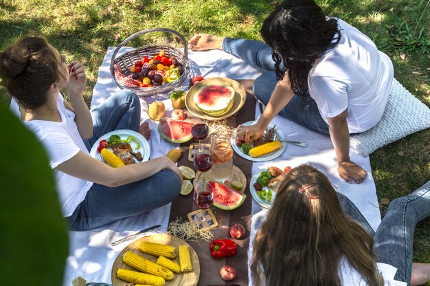 Jak przygotować idealne menu na letnie przyjęcie w ogrodzie?